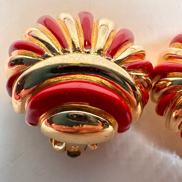 Vintage St. John gold tone red enamel shell clip on earrings - Picture 2 of 9